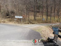 橋を渡った場所（右手に川沿いサイト）