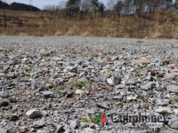 地面は砂利なので厚手のマットやコットなどが必要