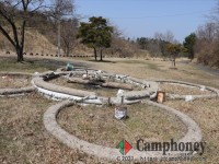 広場の中央付近にキャンプファイヤー場があり