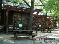 定員6名、8000円(税込)（入村料、コンセント使用料、冷暖房、共同風呂含む）＋県税200円/人