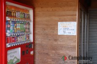 管理棟横にシャワー室と自販機