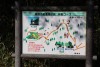 キャンプ場の奥に散策コースの看板