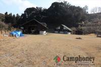 持込みテントを芝またはウッドデッキに設営