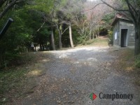 キャンプ場横の荷下ろし駐車スペース
