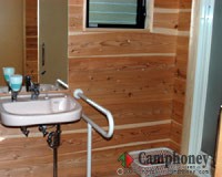 洗面台まで車イスで移動可能です。またここは脱衣スペースも兼ねています。