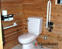 トイレのドアはスライド式で、中も車イスで楽に入れる広さになっています。