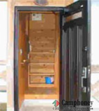 玄関は手すり付きです。奥には下駄箱を設置しています。