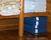 床が堅すぎる、寒いという方は備え付けのグラウンドマットを敷布団の下に敷いて、お使い下さい。