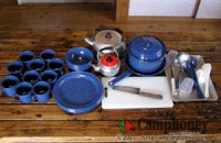 皿、コップ、スプーン等、各10セット。鍋、フライパン、水差し、ヤカン、まな板、包丁、お玉、しゃもじ、缶切り、フライ返し、各1セット