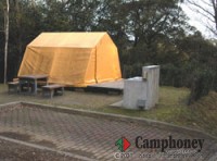 ウッドデッキの上の常設テント、広い駐車スペース、木々に囲まれたプライベートな空間です。
電気・水道が常時使えます。