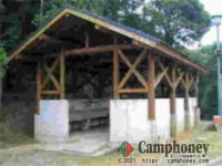 炊事棟には、流し、かまど、テーブルが設置されています。温水（湯沸かし器）もあります。