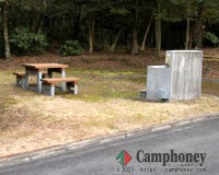 各区画１台駐車可能です。
また各区画にはテント設置スペース、備え付けのテーブル、水道があります。