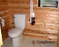 トイレは洋式で水洗です。
お風呂はユニットバスになっており24時間お湯が出ます。