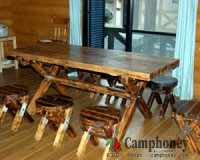 木製テーブルを囲んで、楽しいひとときを。