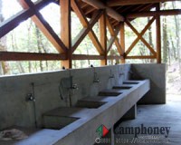 炊事棟には、流し、かまど、テーブルが設置されています。