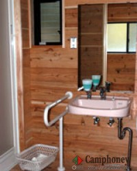 洗面台まで車イスで移動可能です。また、ここは脱衣スペースも兼ねています。