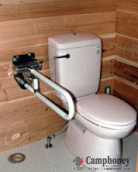 トイレのドアはスライド式で、車イスで楽に入れる広さになっています。