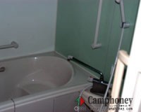 お風呂のドアもスライド式で、車イスでの移動が可能です。