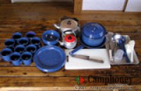 皿、コップ、スプーン等、各10セット。 鍋、フライパン、水差し、ヤカン、まな板、包丁、お玉、しゃもじ、缶切り、フライ返し、各1セット