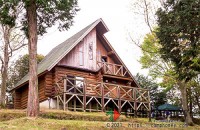 【10名用ログハウス】高床式のウッドテラスを備えた大型のログハウス