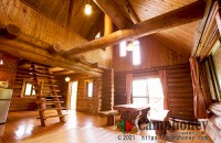 【10名用ログハウス】高床式のウッドテラスを備えた大型のログハウス