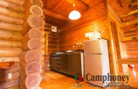 【10名用ログハウス】高床式のウッドテラスを備えた大型のログハウス