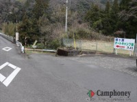 橋を渡ってすぐにキャンプ場入口あり