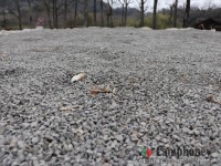 地面は砂利です