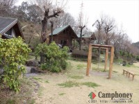 ログハウスのすぐ隣は遊具や芝の広場があります