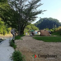 川沿い【オートサイト】1区画約7*7mまたは7*5m、電源あり。但し全区画でシェア