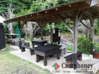 川沿い【オートサイト】1区画約7*7mまたは7*5m、電源あり。但し全区画でシェア