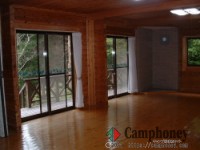 この部屋と別に１階に１部屋、２階は３部屋あります。