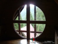 ２階のロフトは、窓に差し込む光の加減でさまざまな形を現してくれます。