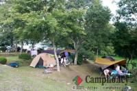 高原の風を感じながら、大自然に囲まれた中でのキャンプ