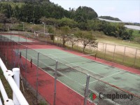 テニスコートとグランド