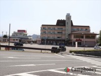 左側「安心院温泉」、右側「AZホテル＆ファミレス」