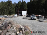 キャンプ場入ってすぐは足場置き場となっていますが、奥の焚き火台の近くに管理棟があります。