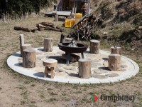 この奥に管理棟テントがあります