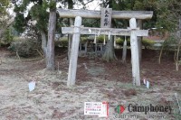 ゲート横の神社