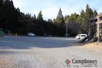 ゲート入ってすぐの手前の広場（ここでもテント設営可能）