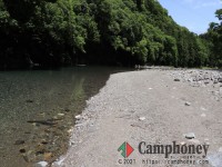 透き通った水の川の横という最高のロケーションでキャンプを楽しむ！