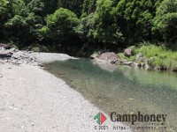 透き通った水の川の横という最高のロケーションでキャンプを楽しむ！