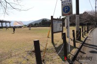 道路沿いに広場と駐車場があります。