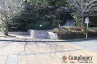 大駐車場横にキャンプ場入口