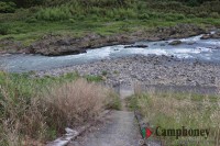 河川への階段