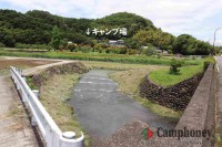 橋の向こう側から見たキャンプ場