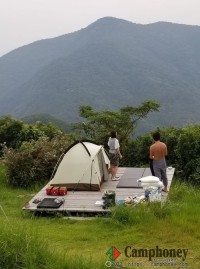 高台から海が見渡せる絶景キャンプ場、持込みテント、ウッドデッキ／芝生(3.5*3.5m）