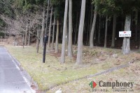 テントの区画サイト（駐車場の横）